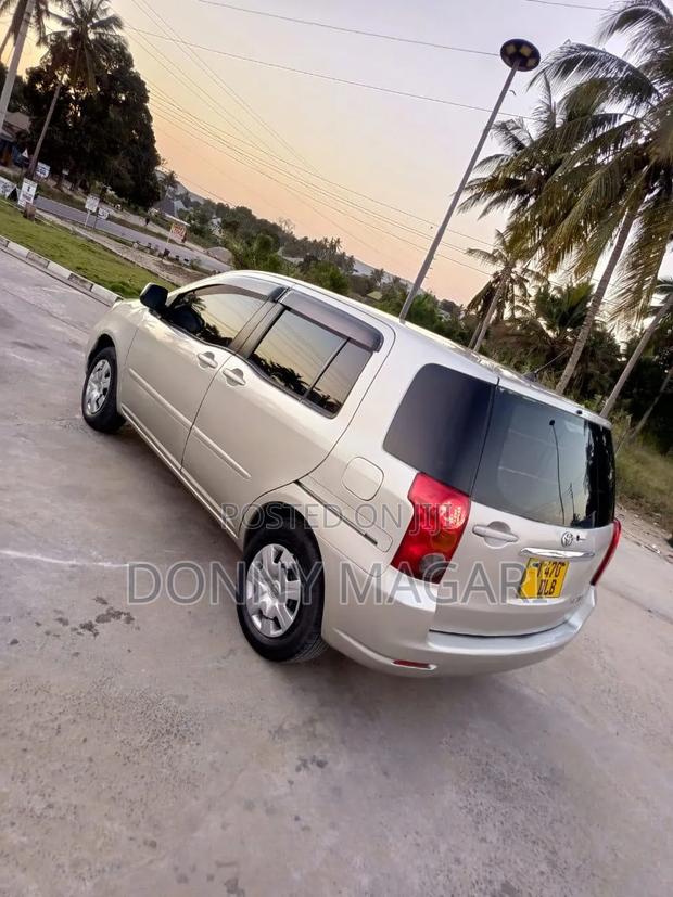 Toyota Raum 2004 Silver