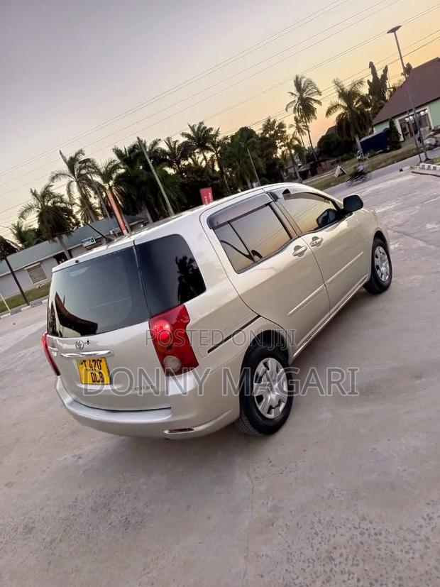 Toyota Raum 2004 Silver