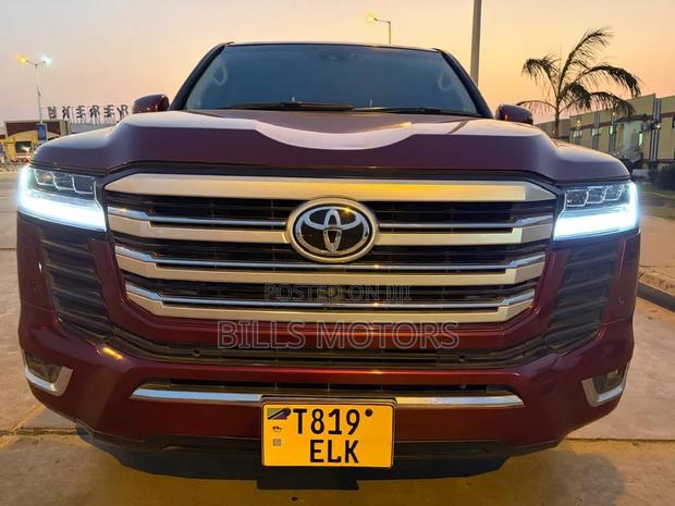 Toyota Land Cruiser 2023 Red