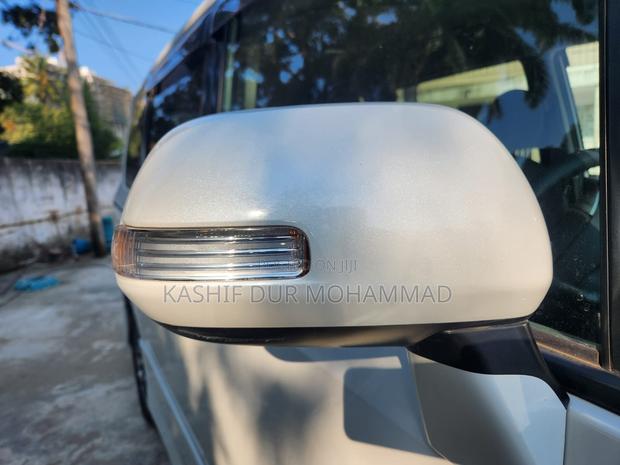 Toyota Noah 2.0 143hp FWD (7 Seater) 2009 White