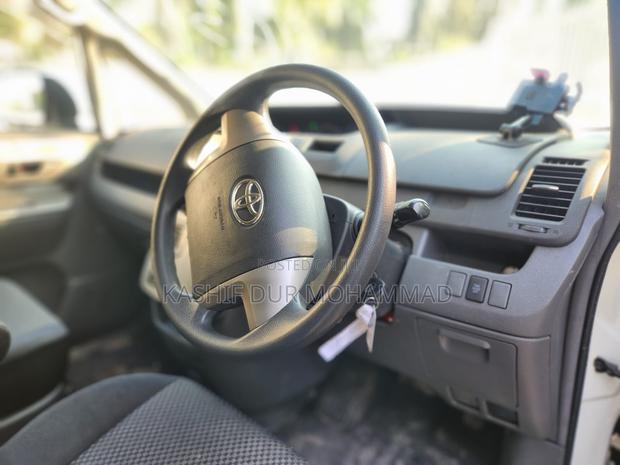 Toyota Noah 2.0 143hp FWD (7 Seater) 2009 White