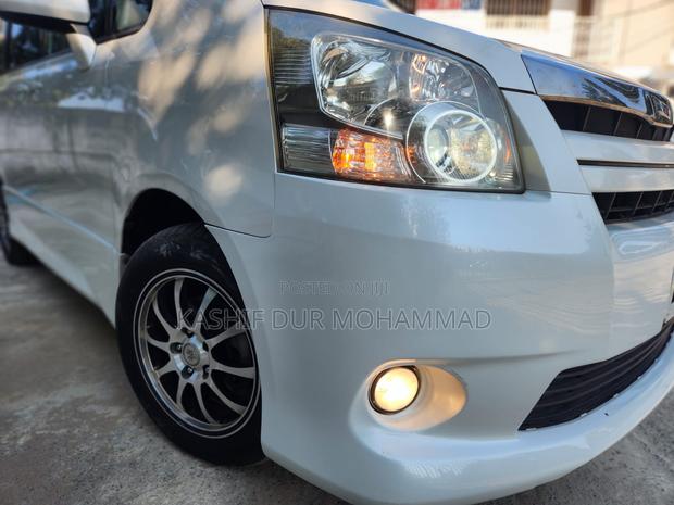 Toyota Noah 2.0 143hp FWD (7 Seater) 2009 White