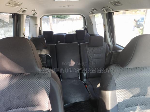 Toyota Noah 2.0 143hp FWD (7 Seater) 2009 White