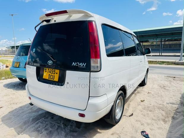 Toyota LiteAce Noah 2000 White