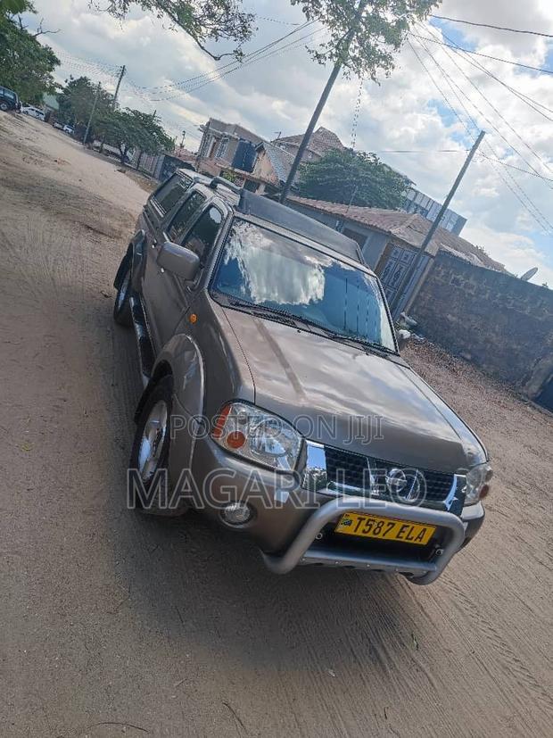 Nissan Hardbody 2400i Double Cab 4x4 2005 Gray