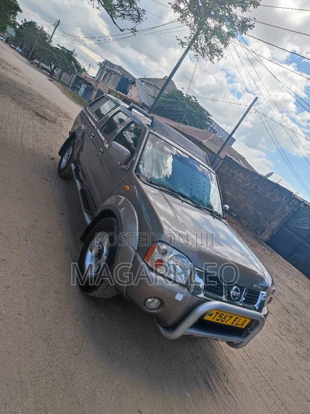 Nissan Hardbody 2400i Double Cab 4x4 2005 Gray