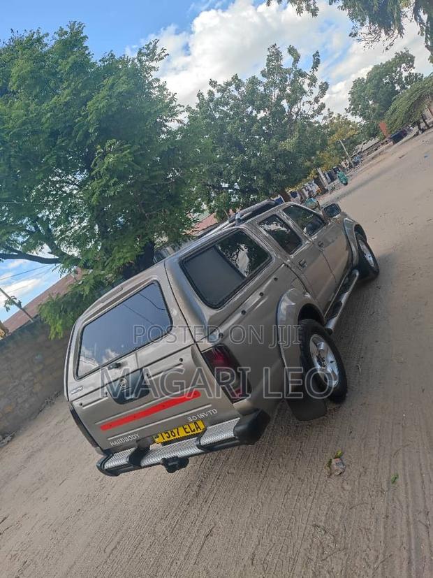 Nissan Hardbody 2400i Double Cab 4x4 2005 Gray