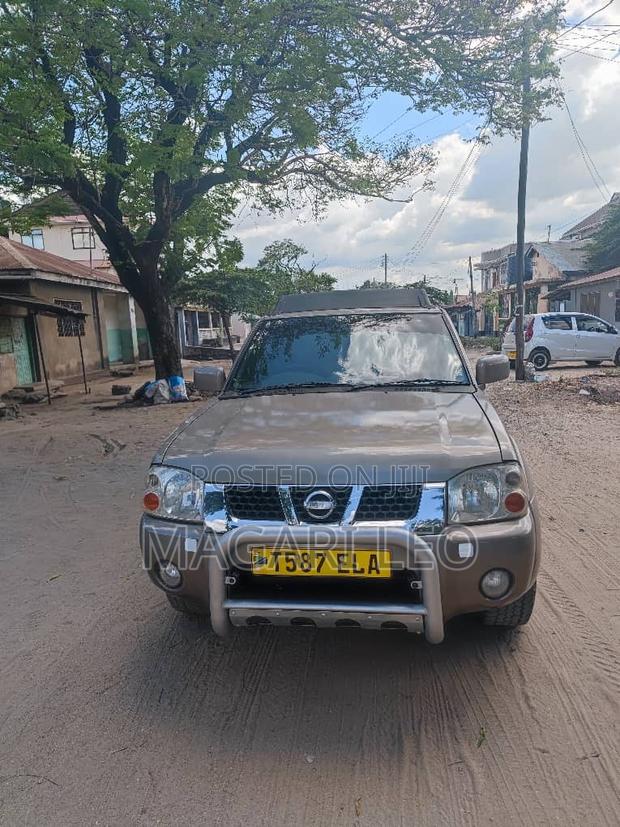 Nissan Hardbody 2400i Double Cab 4x4 2005 Gray