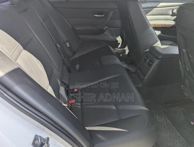 BMW 3 Series 320i RWD 2010 White