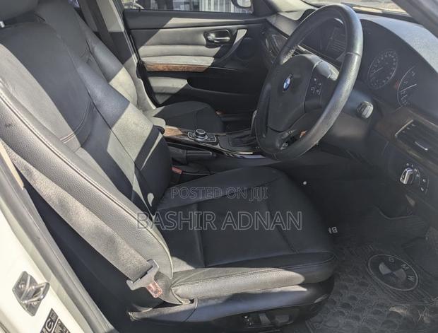 BMW 3 Series 320i RWD 2010 White