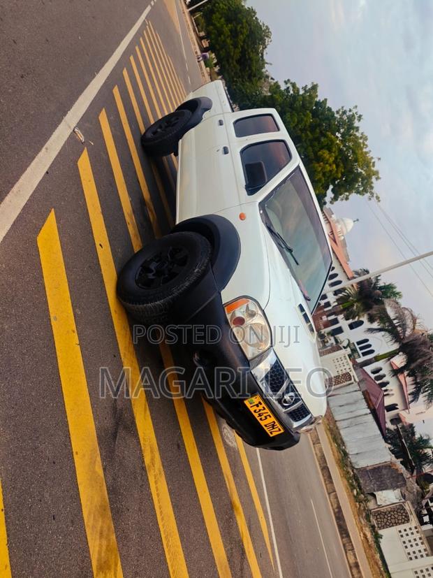 Nissan Hardbody 2004 White