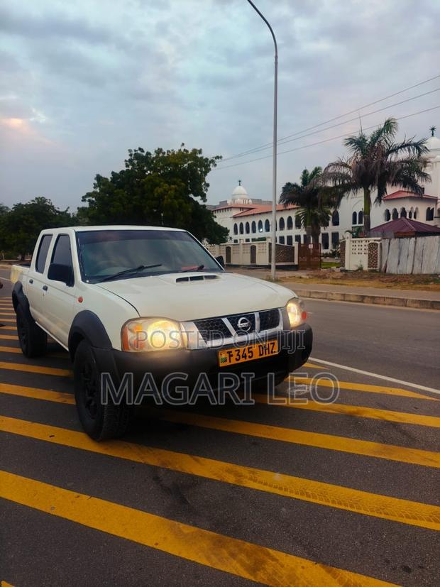 Nissan Hardbody 2004 White