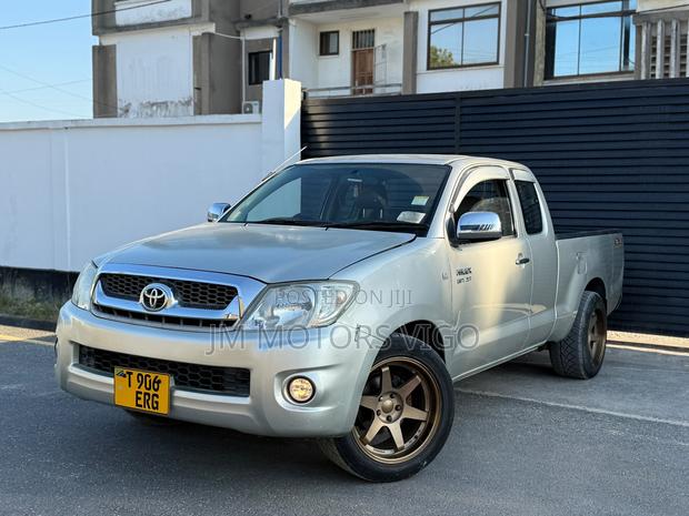 Toyota Hilux 2011 Silver