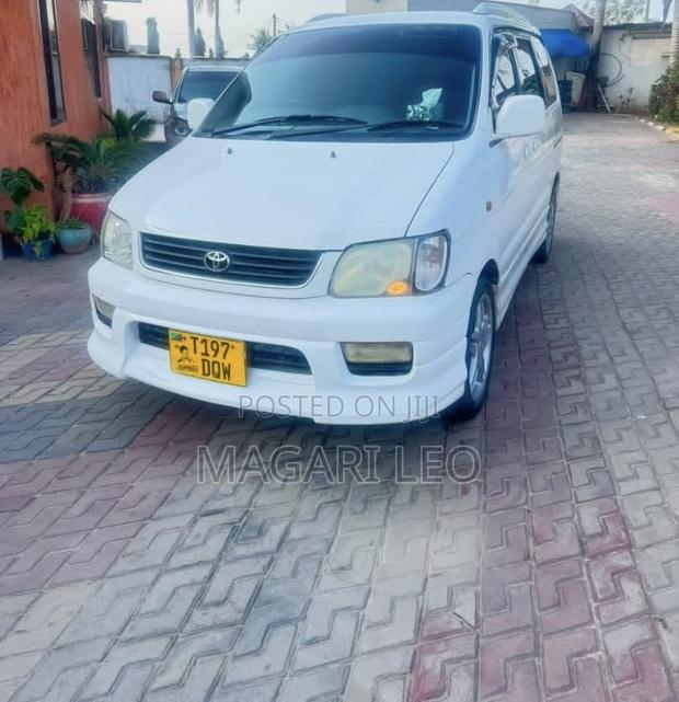 Toyota Noah 2.0 FWD (8 Seater) 2001 White