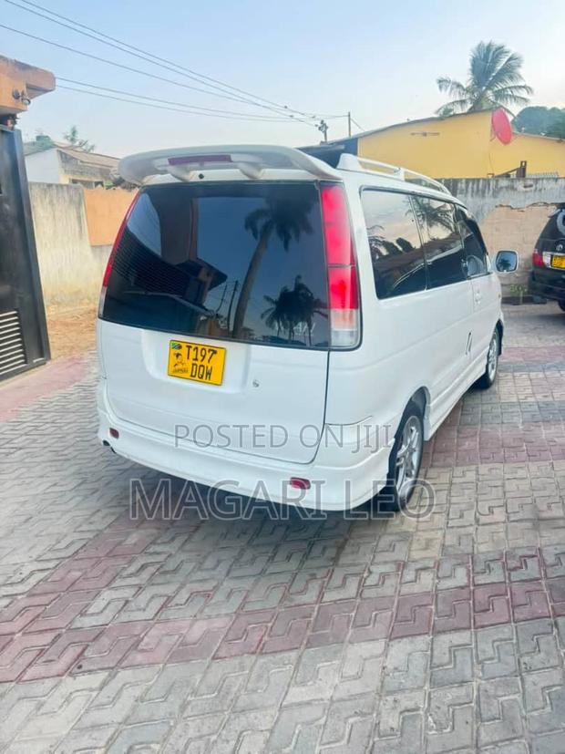 Toyota Noah 2.0 FWD (8 Seater) 2001 White