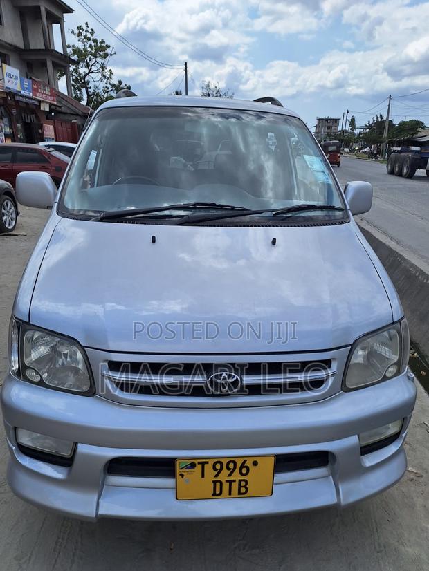 Toyota Noah 2.0 AWD (8 Seater) 2001 Silver