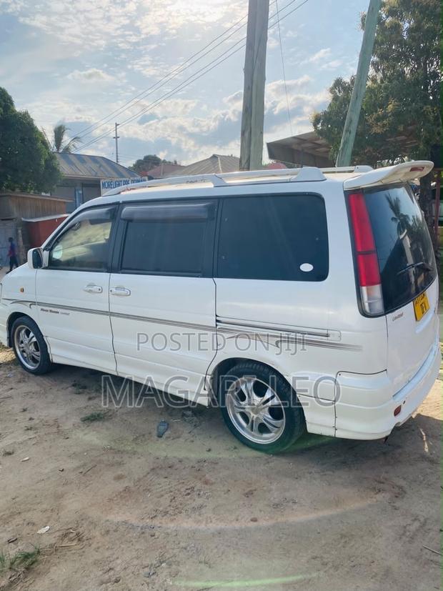 Toyota Noah 2.0 FWD (8 Seater) 2001 White