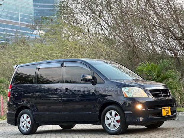 Toyota Noah 2004 Black
