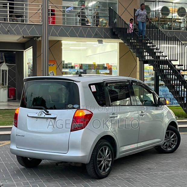 Toyota Ractis 2006 Silver