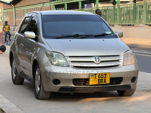 Toyota IST 2004 Gold