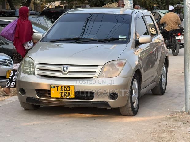 Toyota IST 2004 Gold