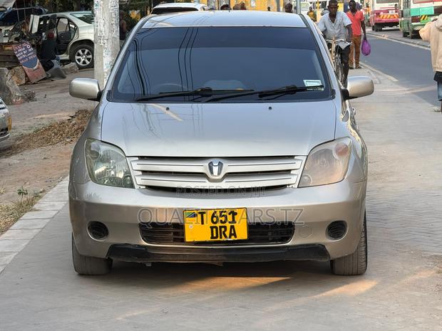 Toyota IST 2004 Gold