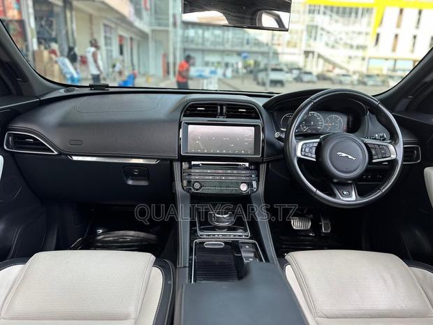 Jaguar F-Pace 2017 Silver