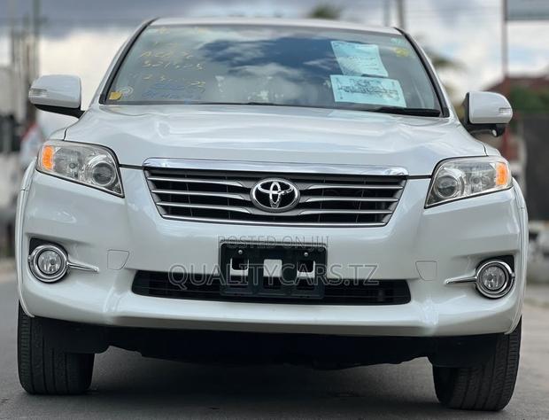 Toyota Vanguard 2011 White