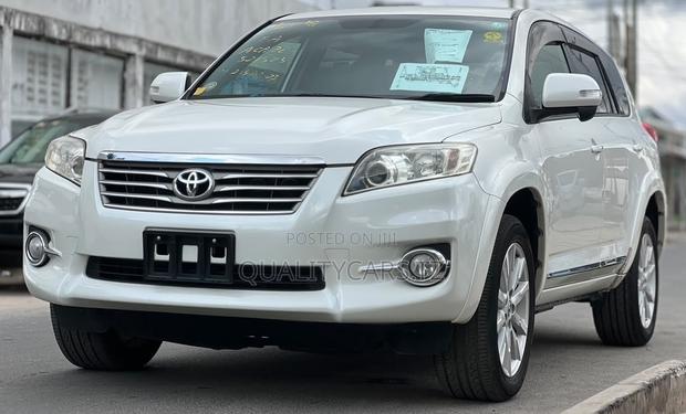 Toyota Vanguard 2011 White