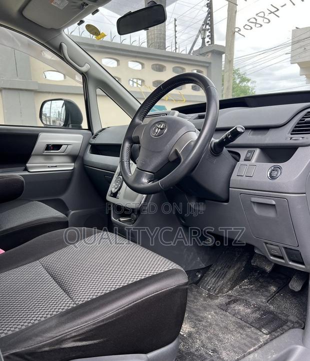 Toyota Noah 2.0 143hp AWD (7 Seater) 2008 Black