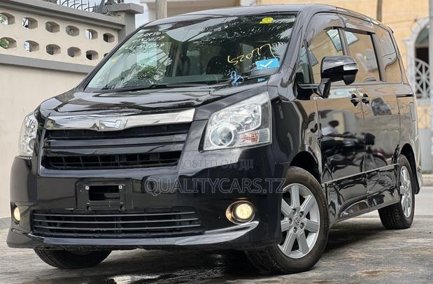 Toyota Noah 2.0 143hp AWD (7 Seater) 2008 Black