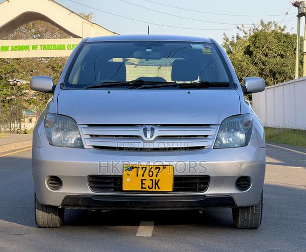 Toyota IST 2004 Silver