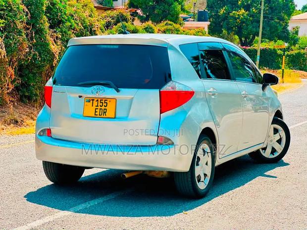 Toyota Ractis 2009 Silver