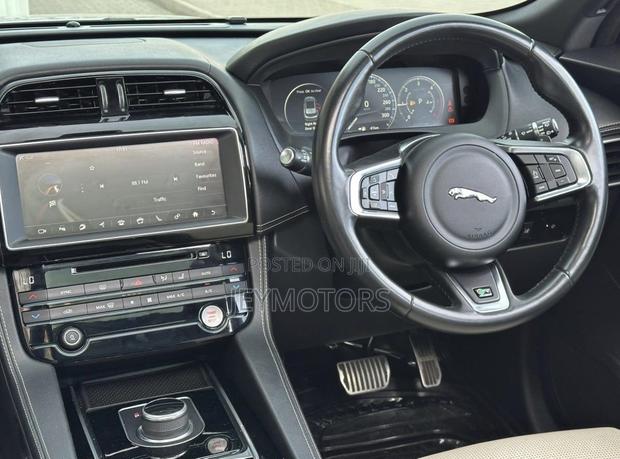 Jaguar F-Pace 2017 Silver