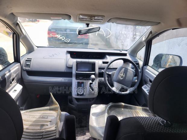 Toyota Noah 2.0 143hp FWD (7 Seater) 2008 Gray