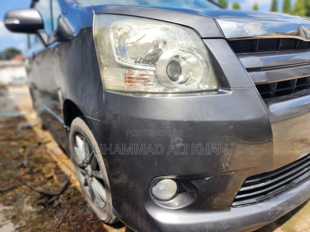 Toyota Noah 2.0 143hp FWD (7 Seater) 2008 Gray