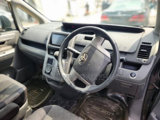 Toyota Noah 2.0 143hp FWD (7 Seater) 2008 Gray