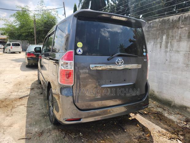 Toyota Noah 2.0 143hp FWD (7 Seater) 2008 Gray