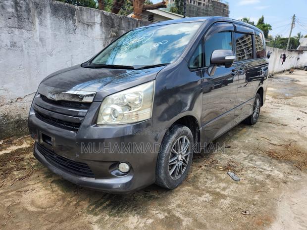 Toyota Noah 2.0 143hp FWD (7 Seater) 2008 Gray