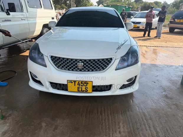 Toyota Crown 2010 White