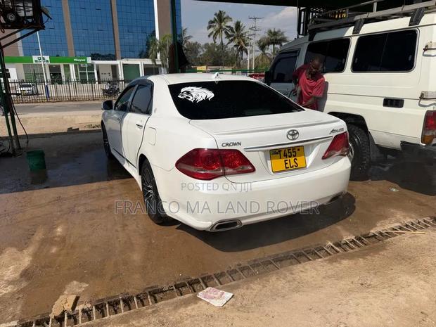 Toyota Crown 2010 White