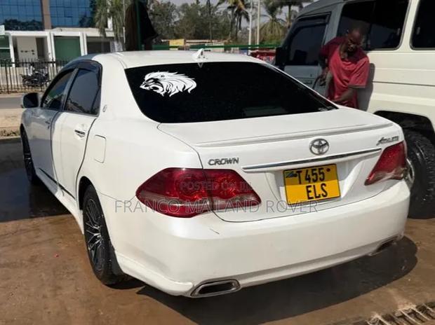 Toyota Crown 2010 White