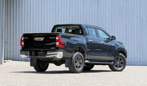 Toyota Hilux 2021 Black