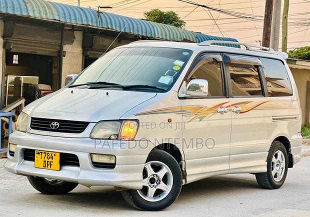 Toyota Noah 2003 Silver