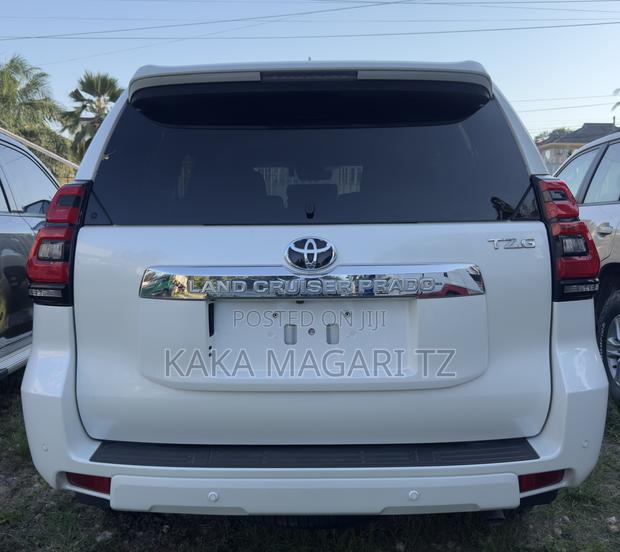 Toyota Land Cruiser Prado 2023 White