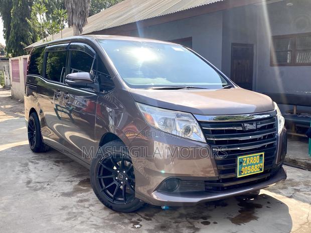 Toyota Noah 2014 Gray