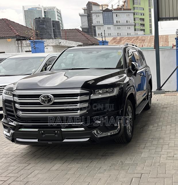 Toyota Land Cruiser LC300 2025 Black