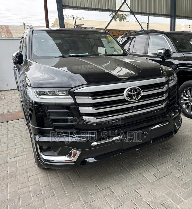 Toyota Land Cruiser LC300 2025 Black