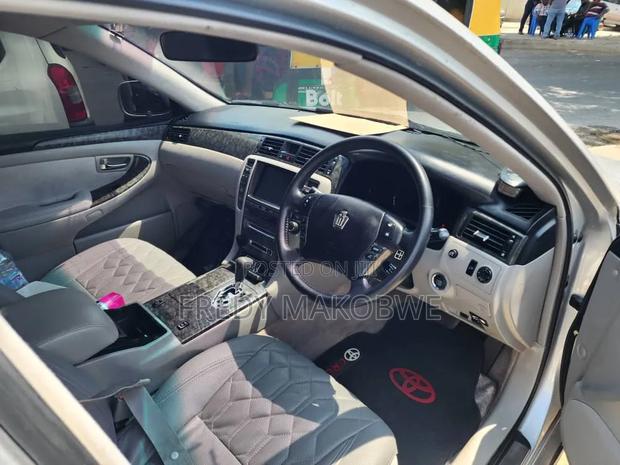 Toyota Crown 2006 Silver