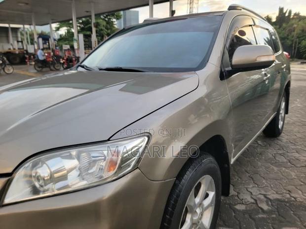 Toyota Vanguard 2011 Gold